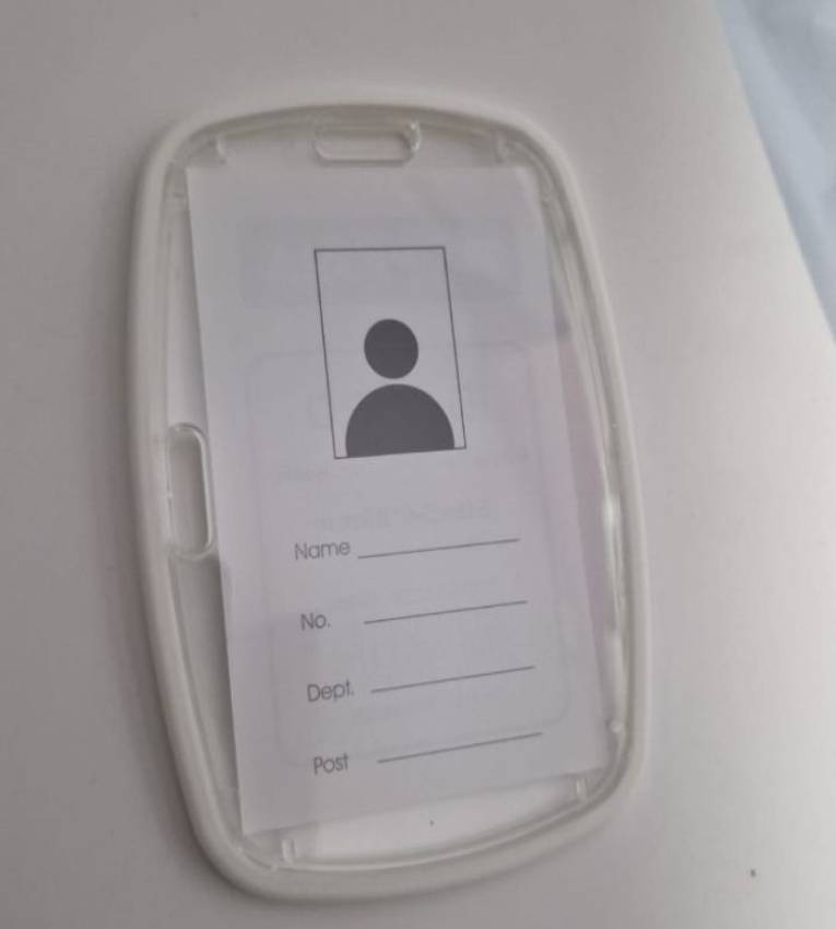 85x54 mm Porte-badge transparent en  plastique  , idéal pour protéger vos cartes professionnelles et d'identification.